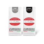 Weiße Kaffeetüten des Cuxhavener Kaffeeroesters eingebunden in Werbung für Null Koffein Paket 2x 500g freigestellt vor weissem Hintergrund
