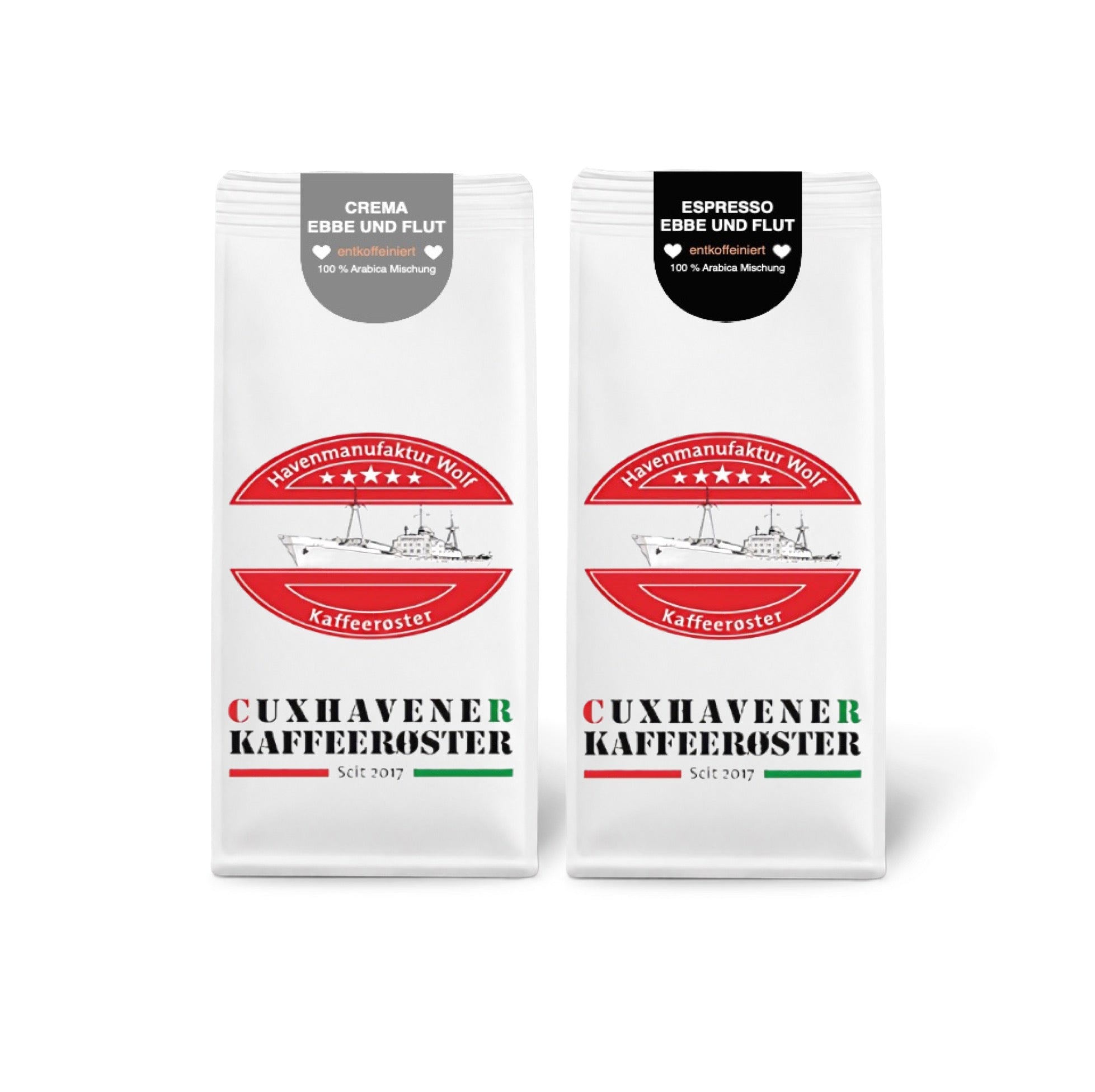 Weiße Kaffeetüten des Cuxhavener Kaffeeroesters eingebunden in Werbung für Null Koffein Paket 2x 500g freigestellt vor weissem Hintergrund