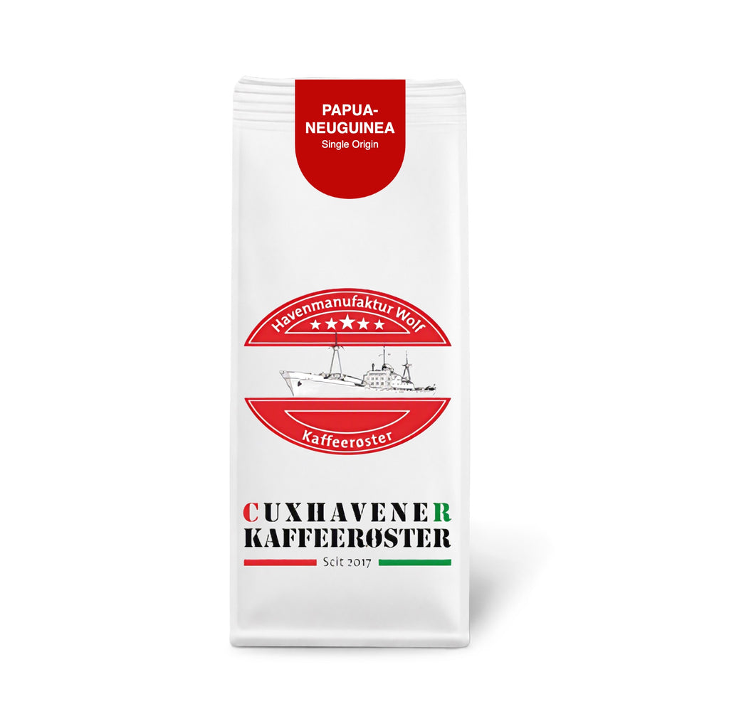 Weiße Kaffeetüte des Cuxhavener Kaffeeroesters mit der Aufschrift Papua Neuguinea  vor weißem Hintergrund
