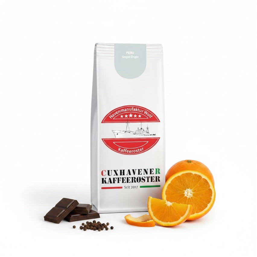 Weiße Kaffeetüte des Cuxhavener Kaffeeroesters mit der Aufschrift Peru und Aromasymbolen vor weißem Hintergrund