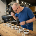Eigentümer beim Kaffee-Testing in der Cuxhavener Kaffeefabrik