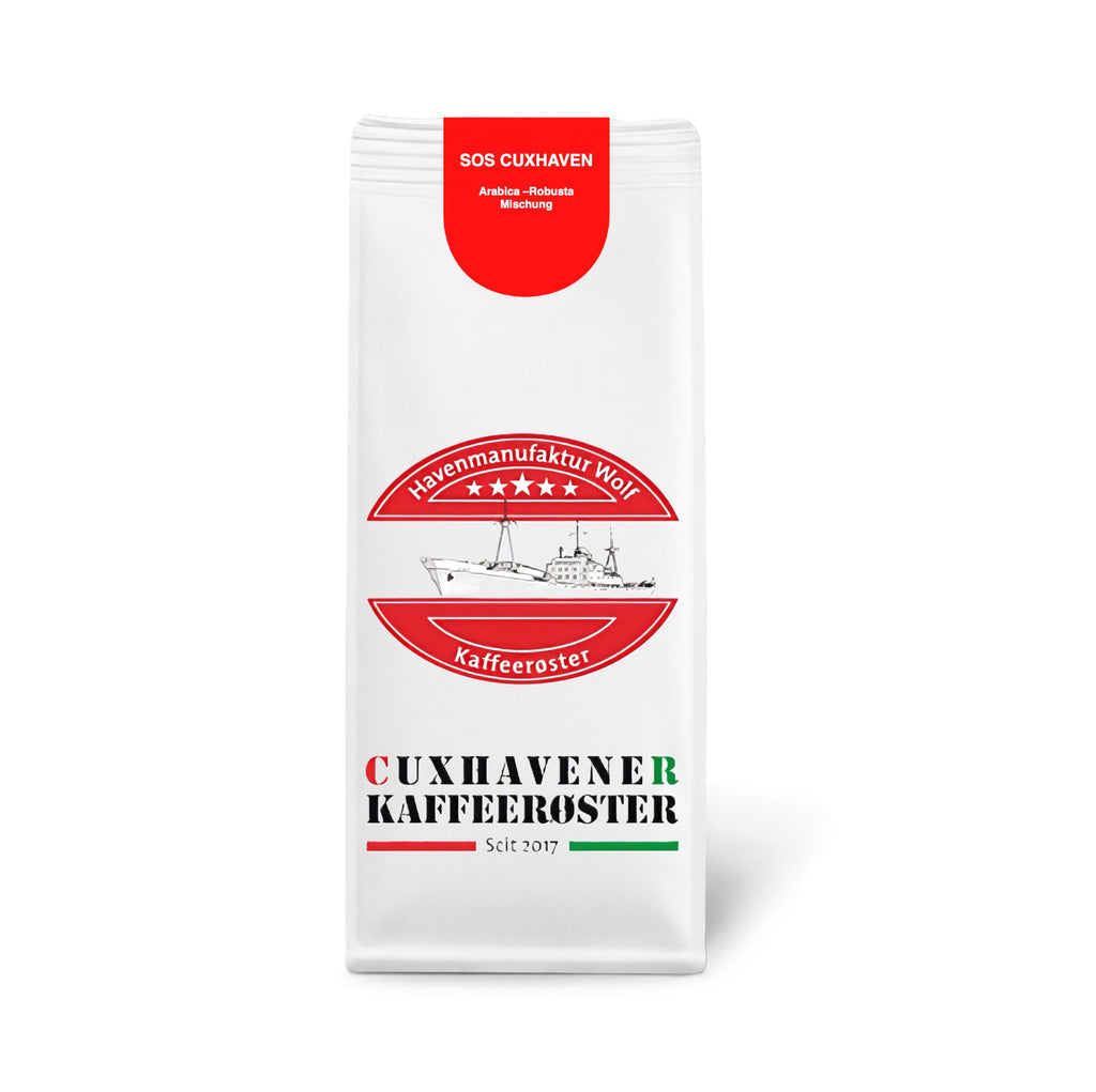 Weiße Kaffeetüte des Cuxhavener Kaffeeroesters mit der Aufschrift SOS Cuxhaven vor weißem Hintergrund