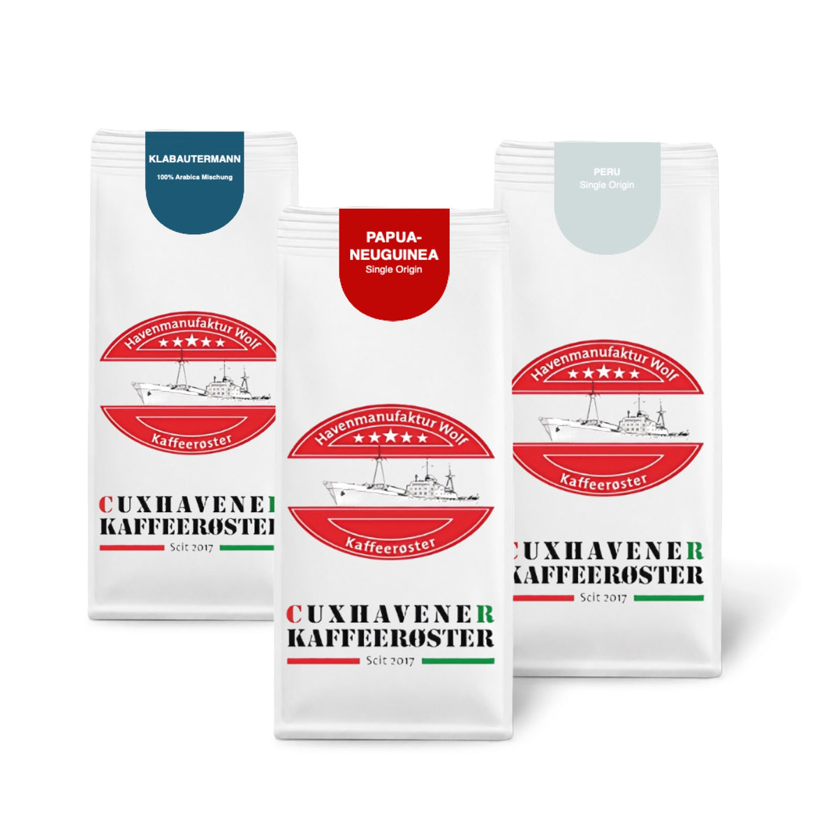 Weiße Kaffeetüten des Cuxhavener Kaffeeroesters eingebunden in Werbung für Kaffee Vielfalt Probierpaket 3x500g freigestellt vor weissem Hintergrund