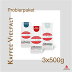Weiße Kaffeetüten des Cuxhavener Kaffeeroesters eingebunden in Werbung für Kaffee Vielfalt Probierpaket 3x500g