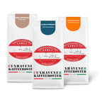 Weiße Kaffeetüten des Cuxhavener Kaffeeroesters eingebunden in Werbung für Vollautomat Vorteilspaket 3x1000g freigestellt vor weissem Hintergrund