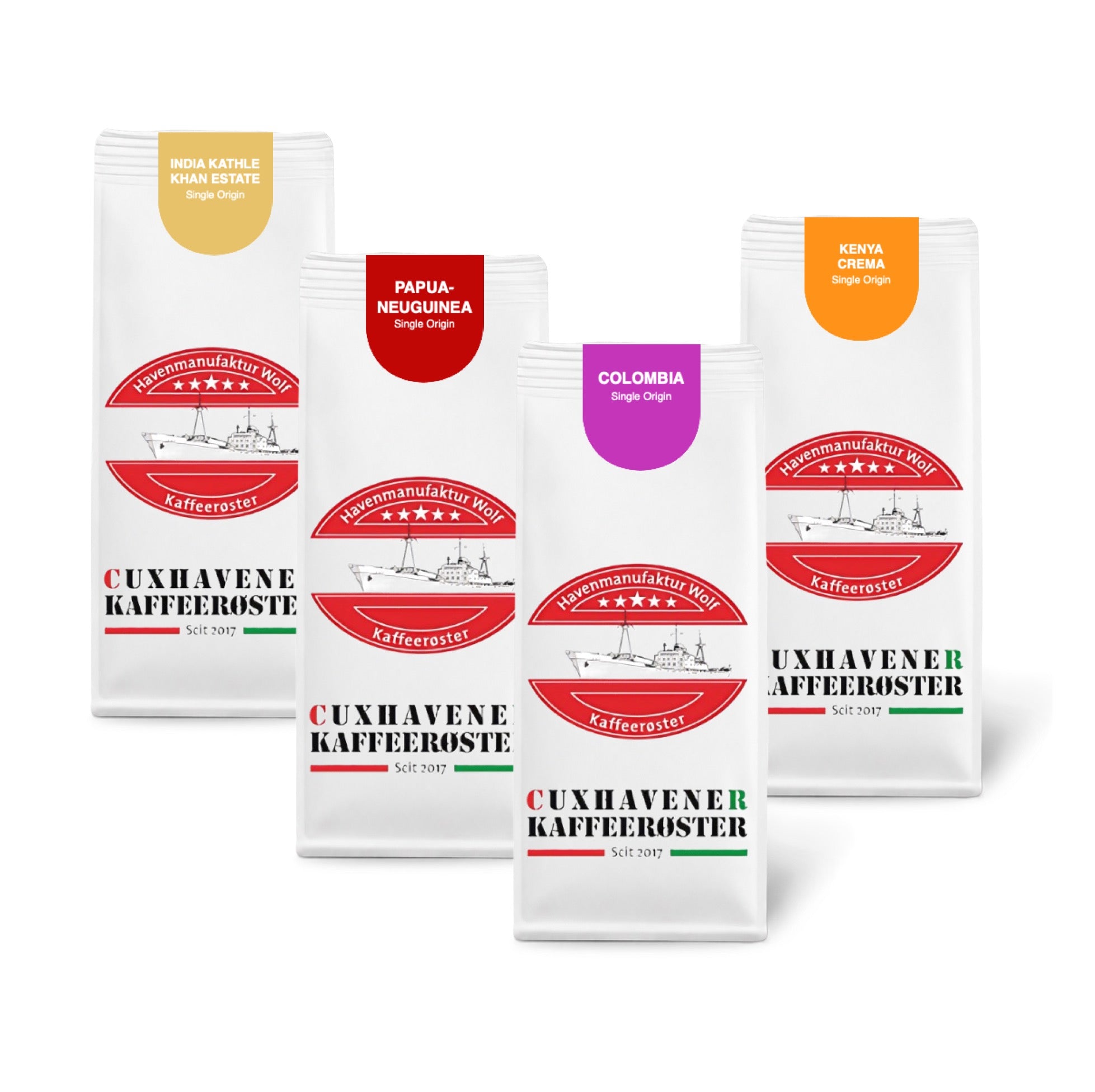 Weiße Kaffeetüten des Cuxhavener Kaffeeroesters eingebunden in Werbung für Kaffee Weltreise Vorteilspaket 4x1000g freigestellt vor weissem Hintergrund