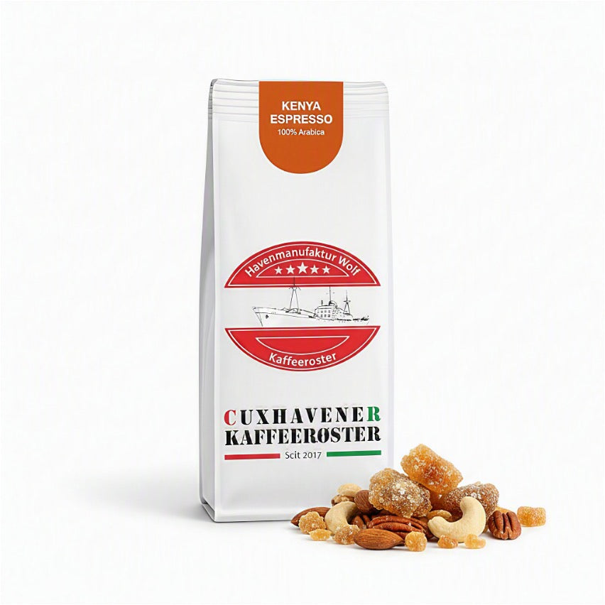 Weiße Kaffeetüte des Cuxhavener Kaffeeroesters mit der Aufschrift Kenya Espresso und Aromasymbolen vor weißem Hintergrund 