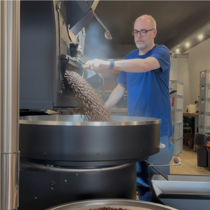 Eigentümer der frisch geröstete Kaffeebohnen auf Kaffeeröstmaschine auswirft