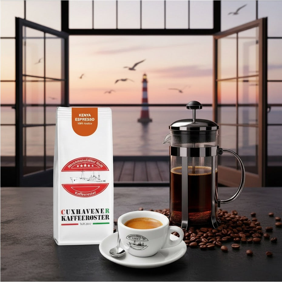 Weiße Kaffeetüte des Cuxhavener Kaffeeroesters mit der Aufschrift Kenya Espresso auf Küchentheke  mit frisch gebrühtem Espresso und French Press vor Fenster mit Nordseeblick